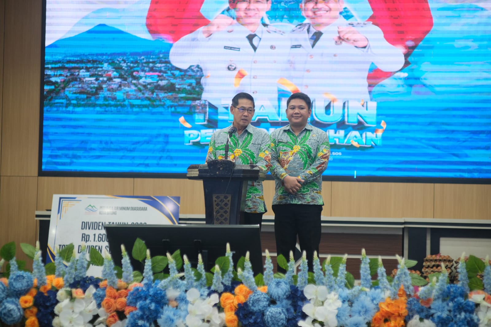 Walikota Bitung, Hengky Honandar dan Wakil Walikota Randito Maringka saat menyampaikan sambutan di kegiatan satu tahun kepemimpinan.