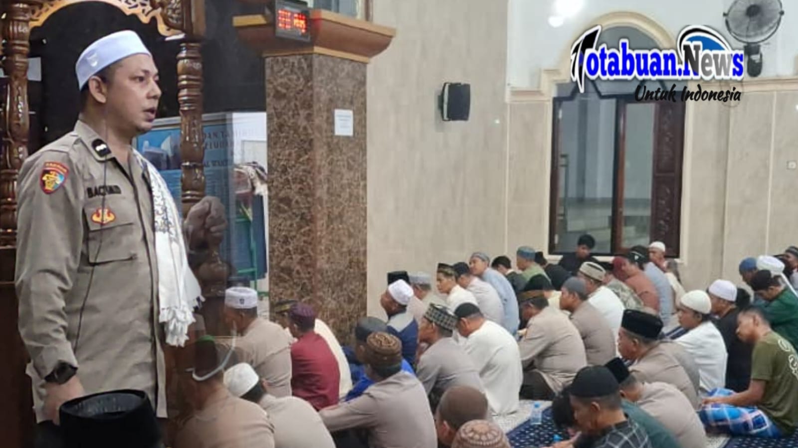 Penyampaian pesan-pesan keamanan dan ketertiban masyarakat (kamtibmas) oleh Dai Polres Bitung, AIPDA Didi Bachmid.