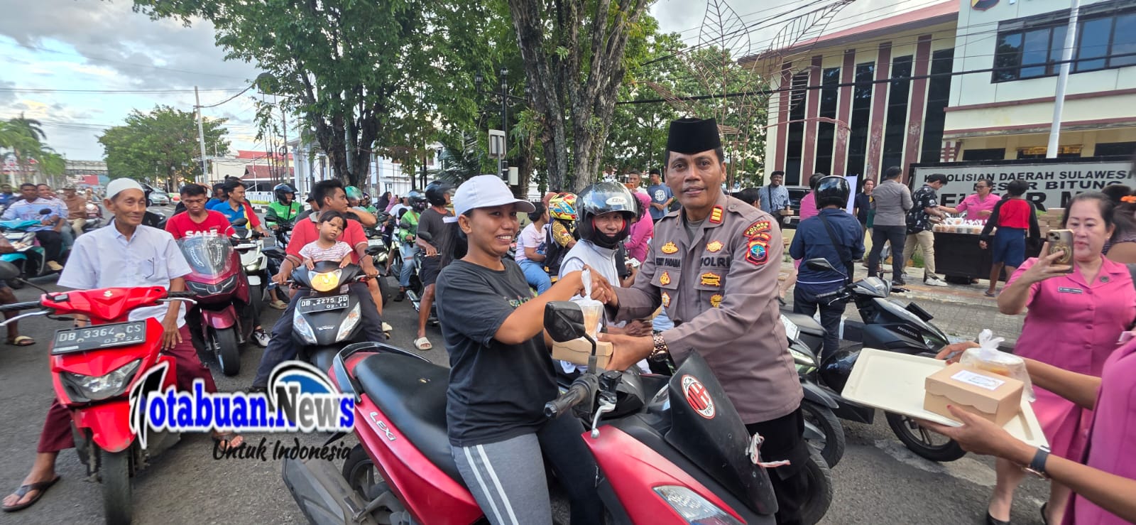 Kapolsek Maesa, AKP Ferry Padama, SH, yang turun ke jalan menyapa dan membagikan paket berbuka kepada para pengendara dan warga yang melintas