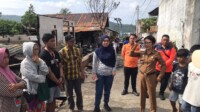 FB_IMG_1773632653182 Camat Maesa Fatmawaty Soleman bersama Lurah Bitung Timur Safrudin Takahindangen mendampingi Kepala Pelaksana Badan Penanggulangan Bencana Daerah (BPBD) Kota Bitung, Fivy Yurico Kadeke beserta jajaran untuk melakukan asesmen di lokasi kebakaran.