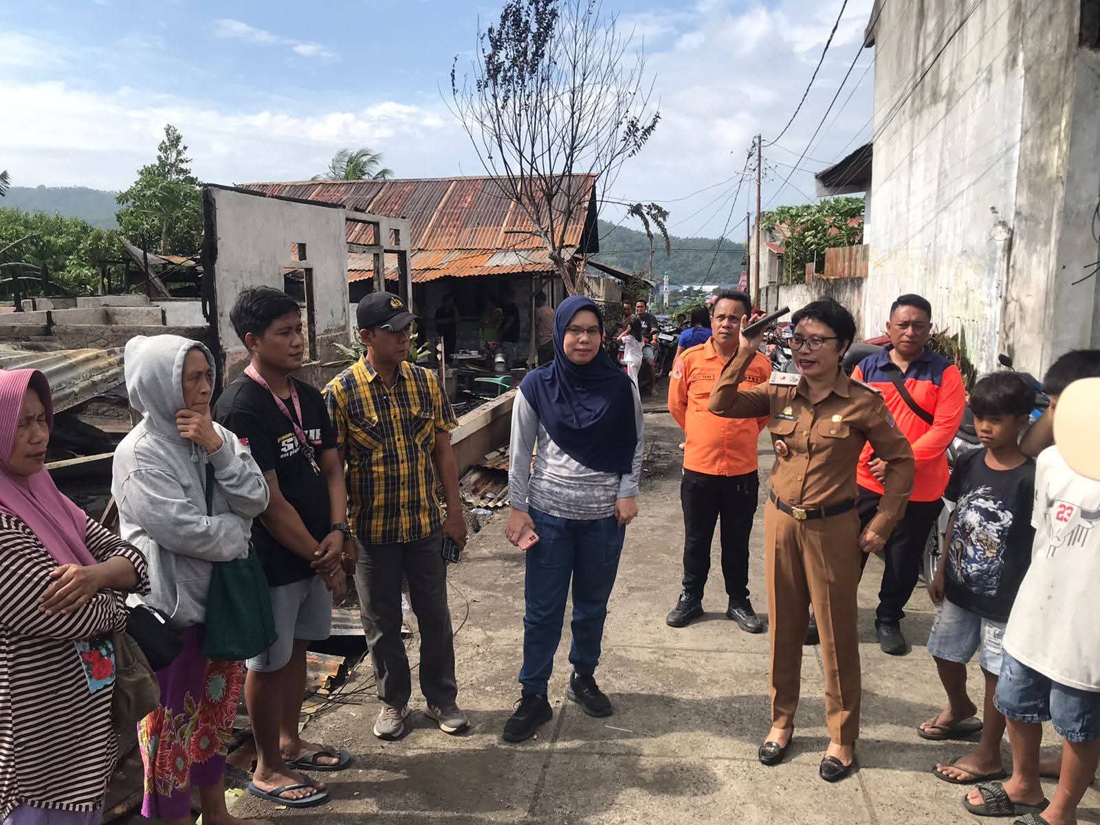 Camat Maesa Fatmawaty Soleman bersama Lurah Bitung Timur Safrudin Takahindangen mendampingi Kepala Pelaksana Badan Penanggulangan Bencana Daerah (BPBD) Kota Bitung, Fivy Yurico Kadeke beserta jajaran untuk melakukan asesmen di lokasi kebakaran.