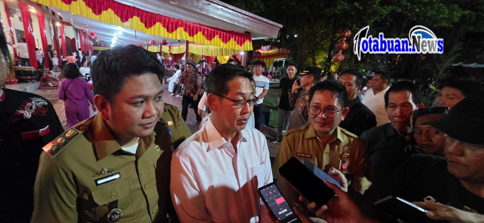 Wawancara usai kegiatan, Wali Kota Bitung, Hengky Honandar SE, yang didampingi Wakil Wali Kota Randito Maringka S.Sos, Bersama Sekda Kota Bitung Ir Ignatius Rudy Theno ST MT