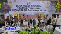 Foto: Anak anak Panti Asuhan Karunia Allah bersama Kapolres Bitung AKBP Albert Zai, Ketua Bhayangkari Cabang Bitung Ny. Detta Albert Zai, Waka Polres Bitung, Kabag Ops Polres Bitung, serta Kepala Panti Asuhan Karunia Allah Ustadz Hakim Yusuf, S.Pd.