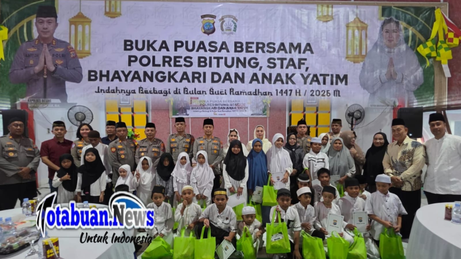 Foto: Anak anak Panti Asuhan Karunia Allah bersama Kapolres Bitung AKBP Albert Zai, Ketua Bhayangkari Cabang Bitung Ny. Detta Albert Zai, Waka Polres Bitung, Kabag Ops Polres Bitung, serta Kepala Panti Asuhan Karunia Allah Ustadz Hakim Yusuf, S.Pd.