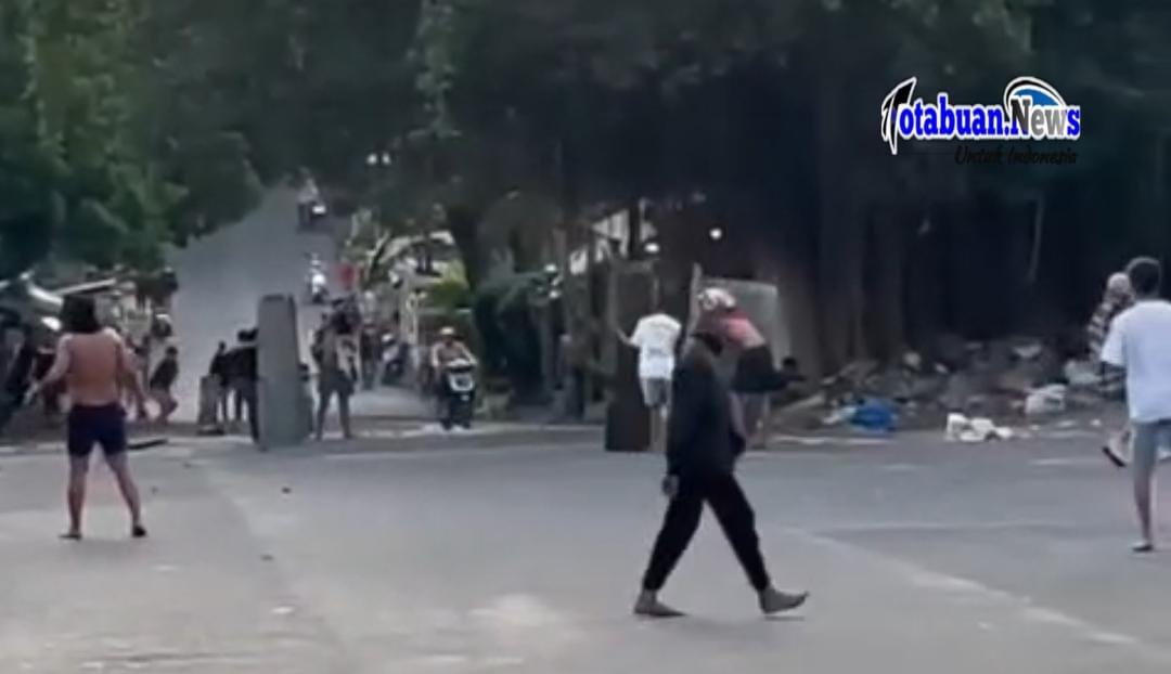 Bentrokan antar warga kembali terjadi antara Kampung Empang dan Sarikalapa di Kota Bitung pada Minggu (8/03/2026) pagi.