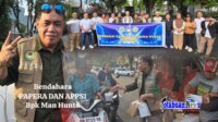 Pedagang Pejuang Indonesia Raya (PAPERA), Asosiasi Pedagang Pasar Seluruh Indonesia (APPSI) dan Barisan Insan Fisabillilah (BIFI) Kota Bitung menggelar kegiatan berbagi takjil kepada warga dan pengguna jalan yang melintas di depan Kantor Wali Kota Bitung, Senin (9/3/2026).