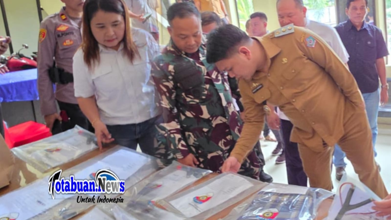 Wakil Wali Kota Bitung Randito Maringka S.Sos didampingi jajaran Forkopimda saat melihat barang bukti pelaku tawuran.