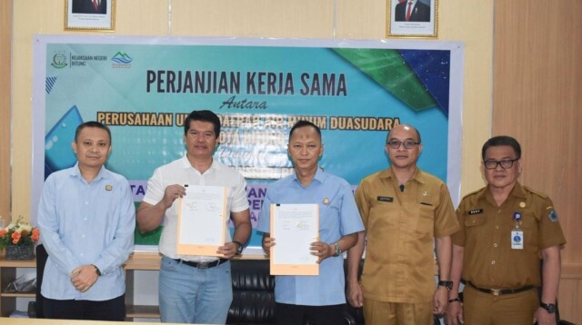 Penandatanganan MoU tersebut turut disaksikan oleh Kasi Datun Kejaksaan Negeri Bitung Noldi Sompie, S.H, Direktur Perumda Air Minum Sir Alfred Salindeho SE MM, Kepala Kejaksaan Negeri Bitung, Krisna Pramono, Dewan Pengawas PDAM Kota Bitung; Drs. Jefri Wowiling, Rudy Ponamon Staf Ahli Wali Kota Bidang Ekonomi. Selasa, 10/3/2026. (Foto.Ist)