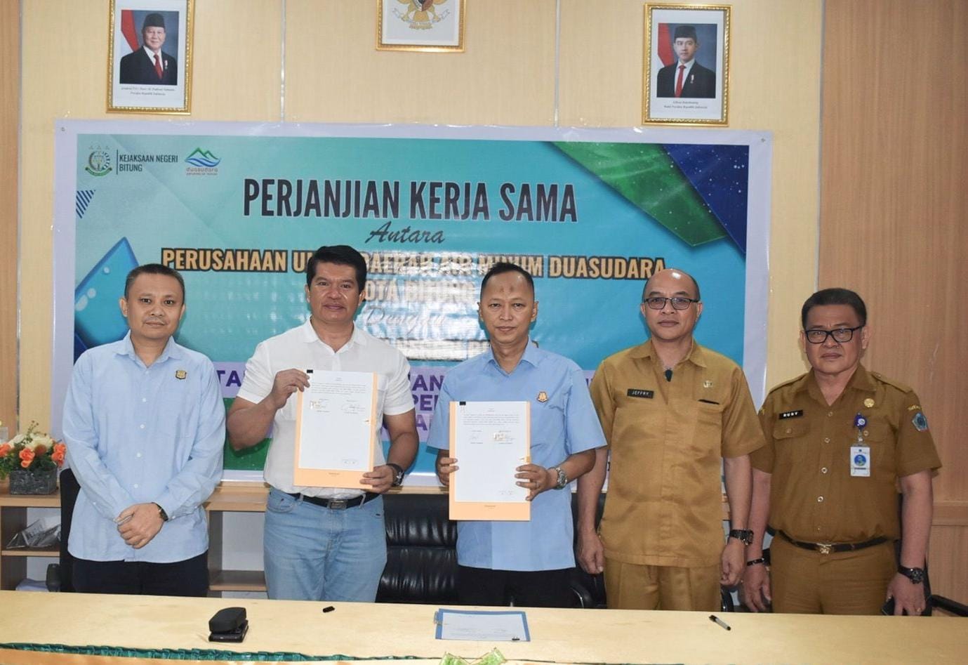 Penandatanganan MoU tersebut turut disaksikan oleh Kasi Datun Kejaksaan Negeri Bitung Noldi Sompie, S.H, Direktur Perumda Air Minum Sir Alfred Salindeho SE MM, Kepala Kejaksaan Negeri Bitung, Krisna Pramono, Dewan Pengawas PDAM Kota Bitung; Drs. Jefri Wowiling, Rudy Ponamon Staf Ahli Wali Kota Bidang Ekonomi. Selasa, 10/3/2026. (Foto.Ist)