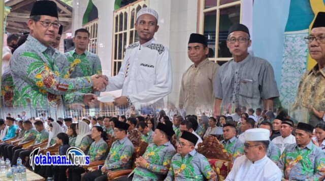 Wali Kota Bitung Hengky Honandar SE, Saat bemberikan santunan kepada sembilan (9) imam masjid dan sepuluh (10) kaum duafa di wilayah Pulau Lembeh. Rabu, 11/3/2026.