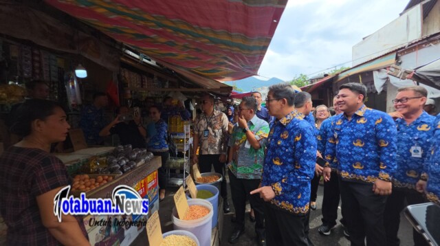 Wali Kota Bitung Hengky Honandar SE didampingi Wakil Wali Kota Randito Maringka S.Sos bersama Sekretaris Daerah Ir Ignatius Rudy Theno ST MT melakukan inspeksi mendadak (sidak) ke sejumlah pasar di Kota Bitung, Kamis, 12/3/2026.