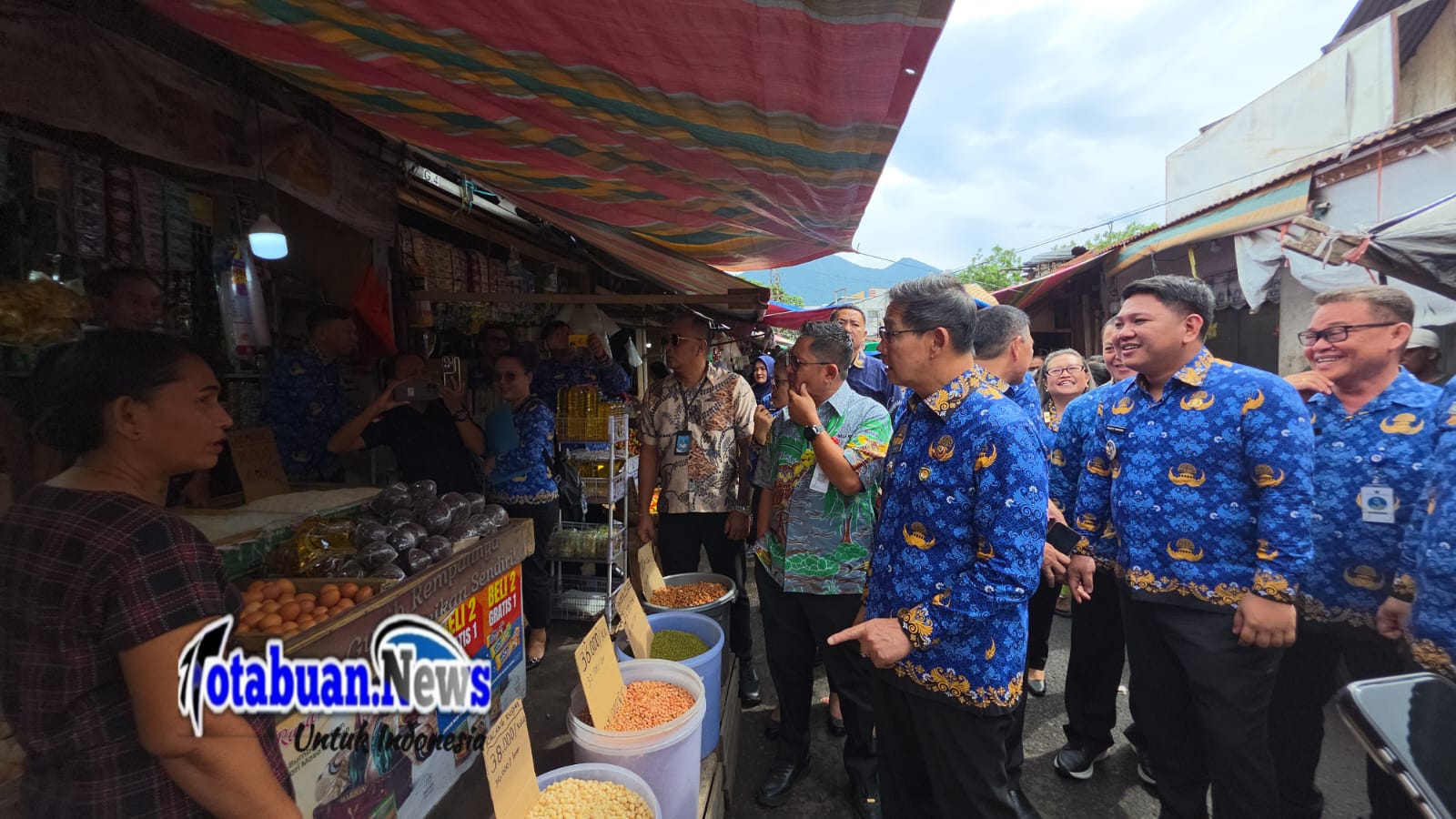 Wali Kota Bitung Hengky Honandar SE didampingi Wakil Wali Kota Randito Maringka S.Sos bersama Sekretaris Daerah Ir Ignatius Rudy Theno ST MT melakukan inspeksi mendadak (sidak) ke sejumlah pasar di Kota Bitung, Kamis, 12/3/2026.