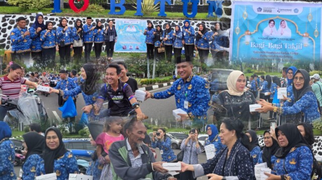 Forum Komunikasi Badan Tazkir Pemerintah Kota Bitung bersama Ketua Tim Penggerak PKK Kota Bitung, Ny Ellen Honandar Sondakh SE, menggelar kegiatan berbagi takjil kepada masyarakat yang melintas di depan Rumah Dinas Wali Kota Bitung, Kamis (12/03/2026).