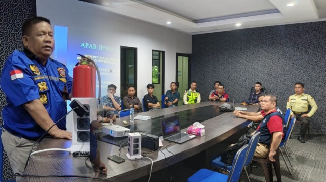 Direktur CV Dvincen Jaya, Denny Ansiga, memberikan materi kepada para peserta petugas keamanan PT Putra Bintang Minahasa yang merupakan bagian dari Olympic Group. Jumat, 13/3/2026.