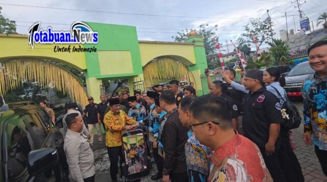 Wali Kota Bitung, Hengky Honandar, SE bersama Wakil Wali Kota Randito Maringka, S.Sos menyambut kedatangan Gubernur Sulawesi Utara, Yulius Selvanus,