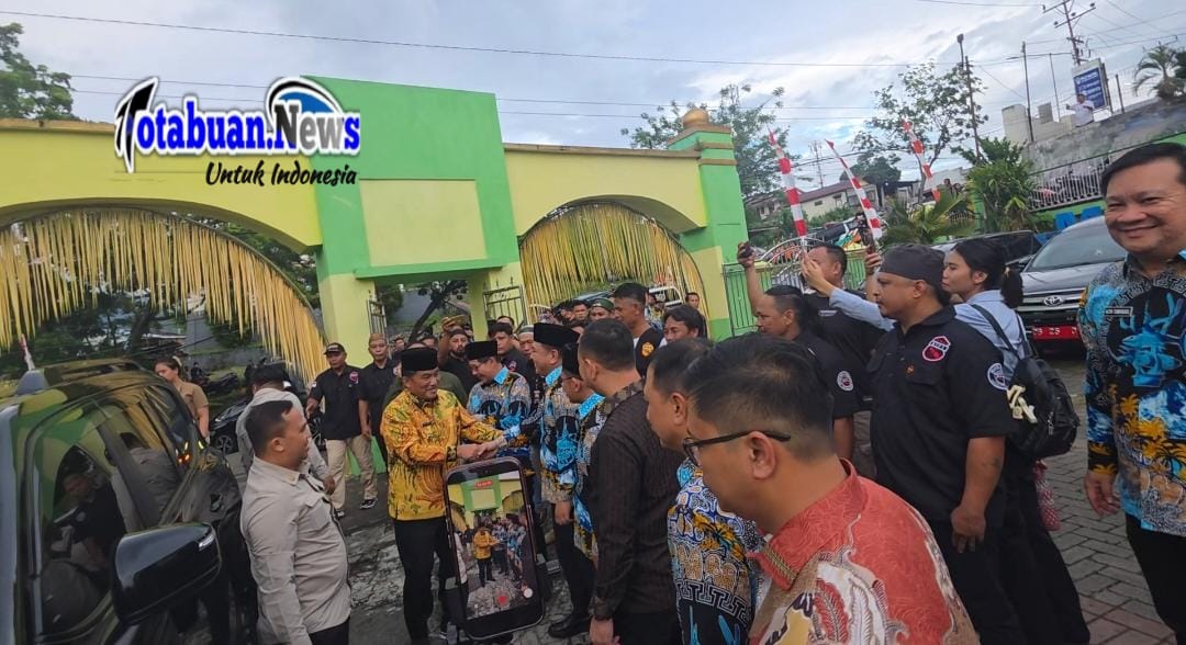 Wali Kota Bitung, Hengky Honandar, SE bersama Wakil Wali Kota Randito Maringka, S.Sos menyambut kedatangan Gubernur Sulawesi Utara, Yulius Selvanus,
