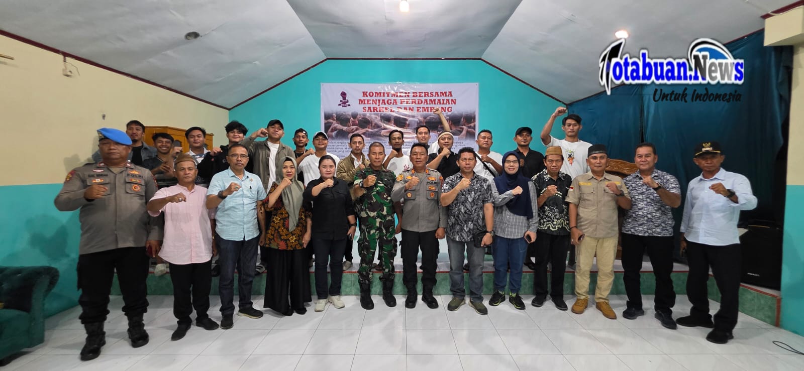 Foto Bersama dalam kegiatan diskusi bersama serta penandatanganan komitmen perdamaian yang digelar di Lorong Empang, Kelurahan Kakenturan Satu, Kecamatan Maesa, Kota Bitung. Sabtu, 14/3/2026.