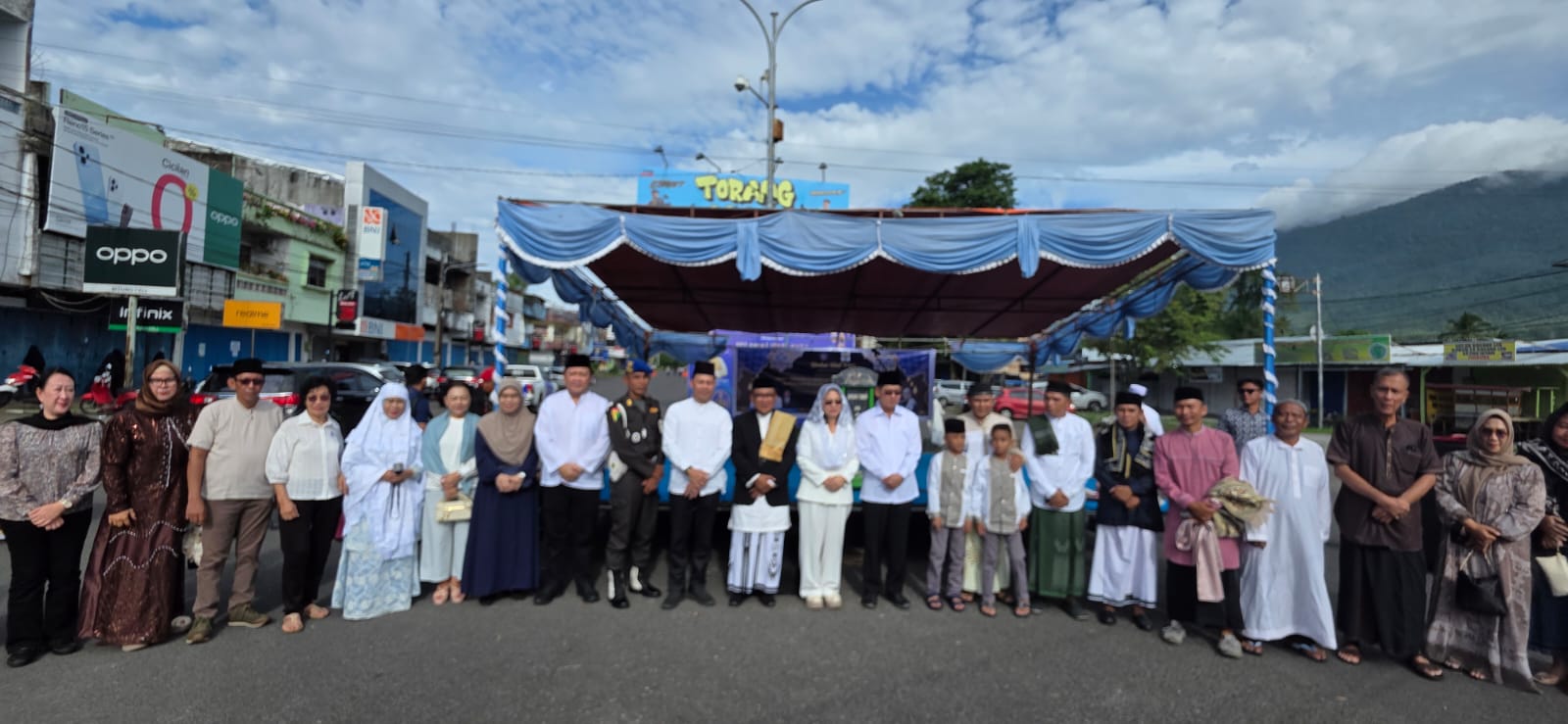 Wali Kota Bitung Hengky SE didampingi Istri tercinta Ny Ellen Honandar Sondakh, Foto bersama masyarakat di usai Sholat Idul Fitri 1447 Hijriah. 