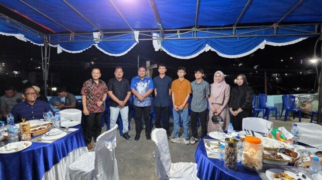 Wakil Walikota Bitung Randito Maringka S.Sos dan Anggota DPRD H.I Ramlan Ifran Foto bersama Keluarga besar Djafar Buntayo (K Hua)