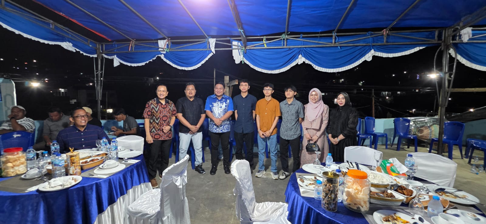 Wakil Walikota Bitung Randito Maringka S.Sos dan Anggota DPRD H.I Ramlan Ifran Foto bersama Keluarga besar Djafar Buntayo (K Hua)