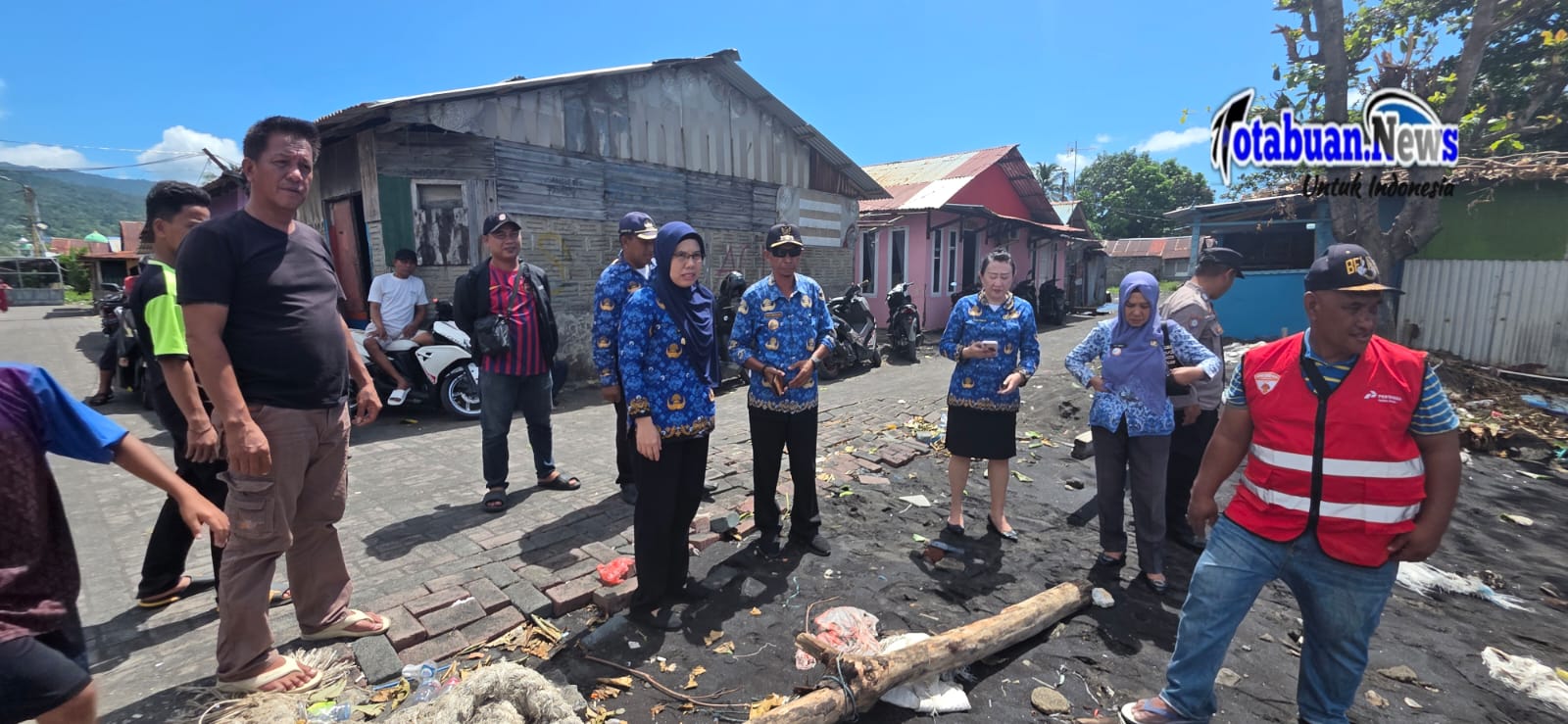 Camat Maesa, Fatmawaty Soleman, S.STP, didampingi Lurah Bitung Tengah Titi Ahmad, S.Sos dan Lurah Kakenturan Satu Juri Simbuka SE, melakukan kunjungan langsung ke Kelurahan Bitung Barat Satu, Lingkungan 3, tepatnya di lokasi Pantai Candi, pada Kamis pagi, 2/4/2026. (Foto.mirawan)