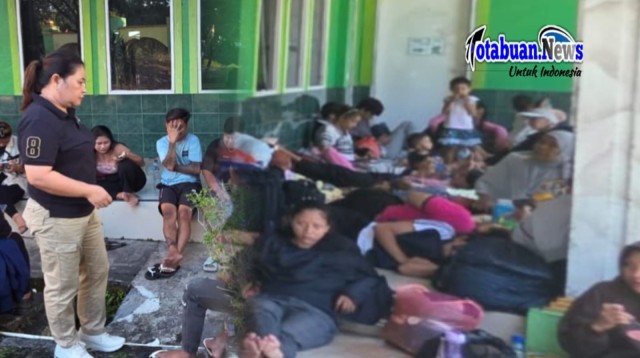 Ketua Forum Kewaspadaan Dini Masyarakat (FKDM) Kota Bitung, Olga Dotulong Banua, turun langsung di lokasi pengungsian yang berada di Masjid Agung Nurul Huda. Kamis, 2/4/2026. (Foto.Ist)