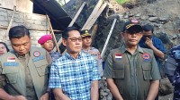 Wali Kota Bitung, Hengky Honandar SE saat mendampingi tim BNPB saat meninjau salah satu lokasi akibat gempa di kelurahan Manembo nembo Tengah, Kecamatan Matuari, Jumat (3/4/2026)