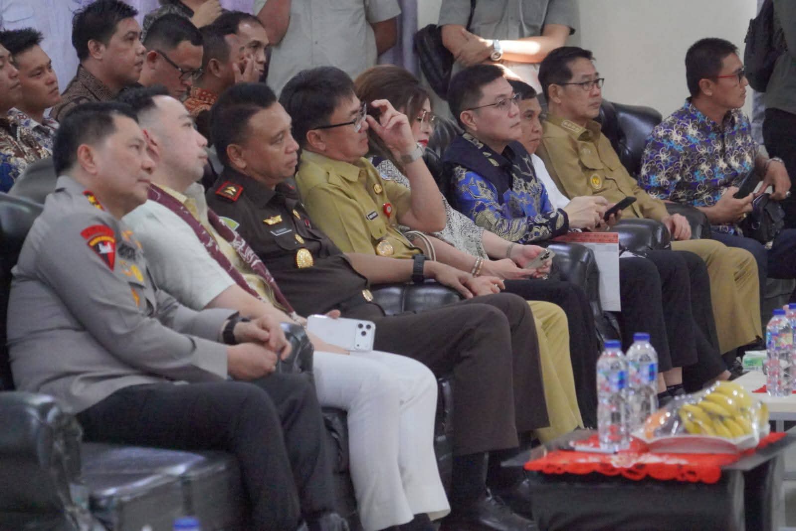 Wali Kota Bitung Hengky Honandar saat menghadiri pelantikan Ketua Alumni FEB Unsrat. Seni, 6/4/2026. (Foto.Ist)