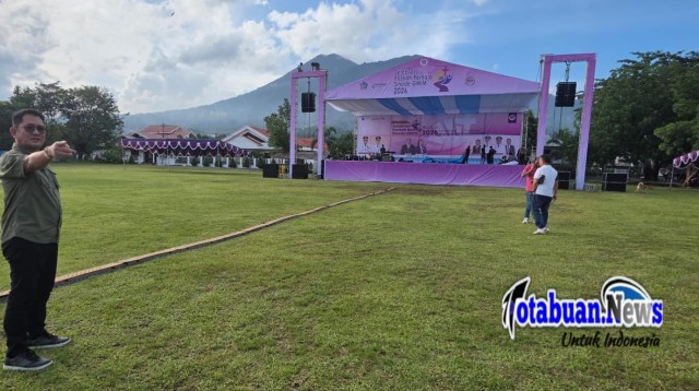 Ketua panitia, Ignatius Rudy Theno, turun langsung meninjau kesiapan di lapangan pada Jumat (10/4/2026).