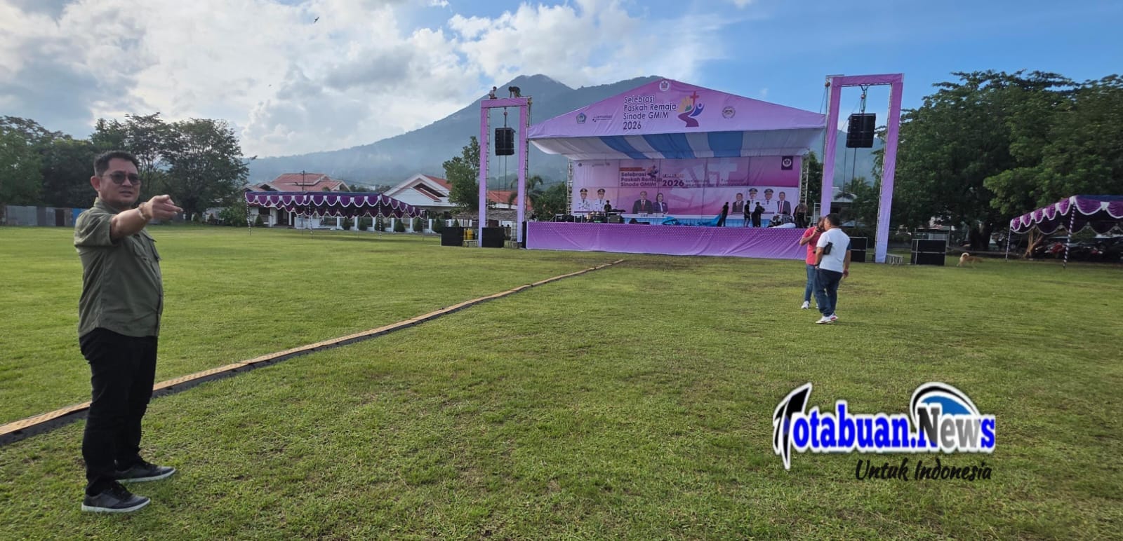 Ketua panitia, Ignatius Rudy Theno, turun langsung meninjau kesiapan di lapangan pada Jumat (10/4/2026).